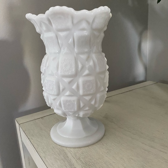 Westmoreland milk glass small vase. Old quilt pattern. Stamped. - Picture 1 of 7